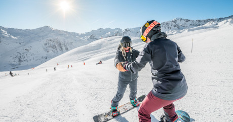 alt="Cours collectifs de snowboard Evolution 2 Tignes, progression rapide et ambiance conviviale en petit groupe"