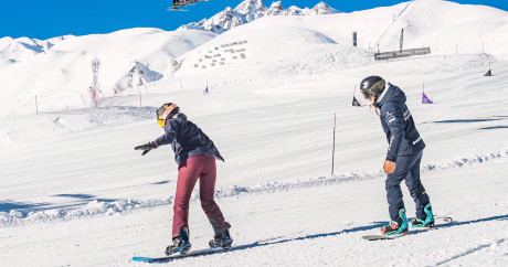alt="Mini-stage de snowboard 3 jours à Tignes, groupe de 8 riders maximum progressant ensemble dans une ambiance fun"