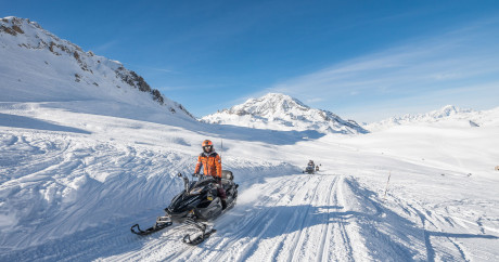 alt="Groupe de moto-neige avec Evolution 2 Tignes."
