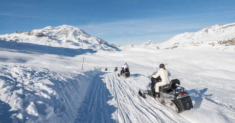 Groupe de motoneige avec Evolution 2 Val d’Isère.