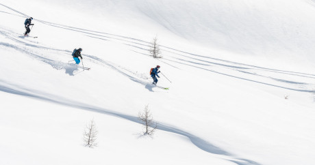 alt="Sortie privée hors-piste à Tignes, découverte de la poudreuse en toute sécurité avec un guide expert et certification DVA"