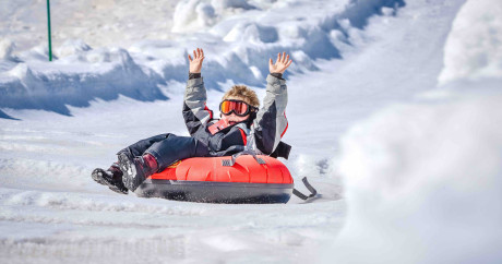 Evolution 2 Tignes group in snowtubing.