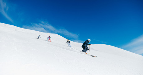 alt="Leçon privée de ski à Tignes, moniteur diplômé offrant un coaching sur-mesure pour une progression rapide"