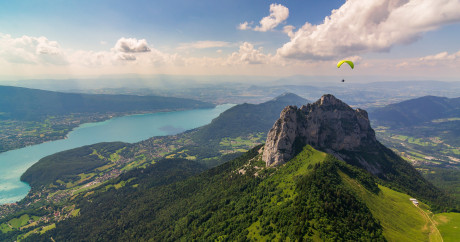 Activities on Lake Annecy - paragliding