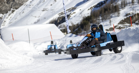 alt="Pilote de E-Buggy en drift sur la neige avec Evolution 2 Tignes."
