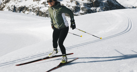 alt="Skieur de fond pendant une leçon privée à Tignes"