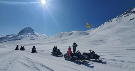 Groupe de motoneige avec Evolution 2 Val d’Isère.