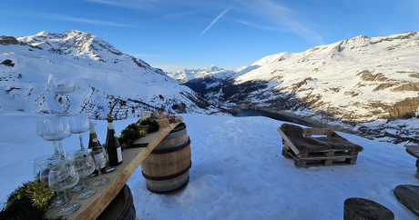 alt="Vue sur le Mont Blanc depuis l'activité motoneige & apéritif savoyard"