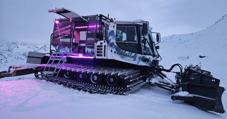 alt="L'activité Dameuse au couché de soleil avec Evolution 2 Tignes."