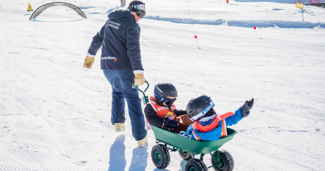 alt="Enfants et adolescents profitant d'un déjeuner équilibré et d'une pause encadrée par Evolution 2 Lunch Club Tignes"