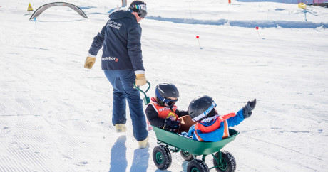 alt="Enfants et adolescents profitant d'un déjeuner équilibré et d'une pause encadrée par Evolution 2 Lunch Club Tignes"