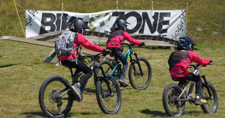 Enfants participant à une activité VTT à La Rosière