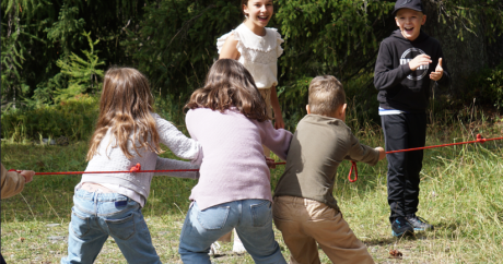 Enfants en randonnée pendant une activité outdoor à Sainte-Foy Tarentaise