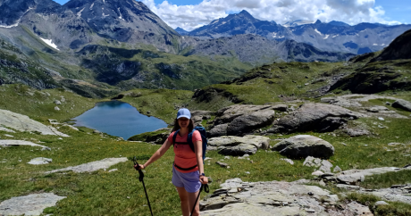 Randonnée en montagne avec vue sur lacs et sommets alpins