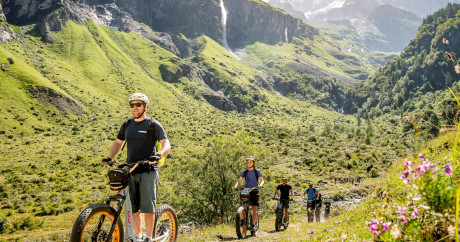 Sortie en trottinette électrique tout-terrain sur le parcours du Col de la Chal aux Arcs, en montagne avec vue sur les sommets alpins et Bellecôte.