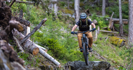 Sorties VTT et VTT électrique en montagne dans les Alpes avec Evolution 2, encadrées par des moniteurs sur pistes forestières, bike parks et sentiers alpins.
