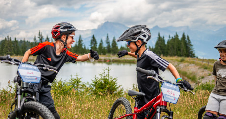 Sorties VTT enfants et adultes en montagne dans les Alpes avec Evolution 2, encadrées par des moniteurs sur pistes forestières et alpines.