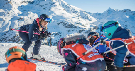 Enfants et adolescents en cours collectif de ski avec Evolution 2 à Sainte-Foy Tarentaise