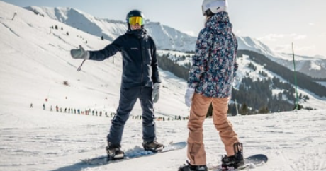 Group snowboarding lessons for children, teenagers and adults in Arc 2000 with Evolution 2