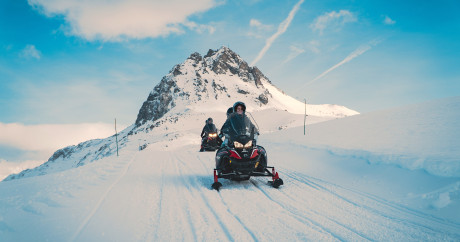 Groupe de motoneige avec Evolution 2 Val d’Isère.