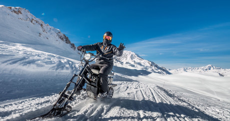 alt="Groupe Evolution 2 Tignes en sortie moonbikes."