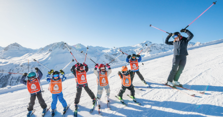 Enfants et adolescents en cours de ski à Arc 2000 avec Evolution 2, des premières glisses au ski avancé.