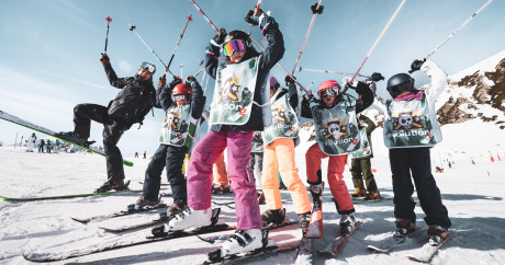Enfants et adolescents en cours de ski à Arc 2000 avec Evolution 2, des premières glisses au ski avancé.