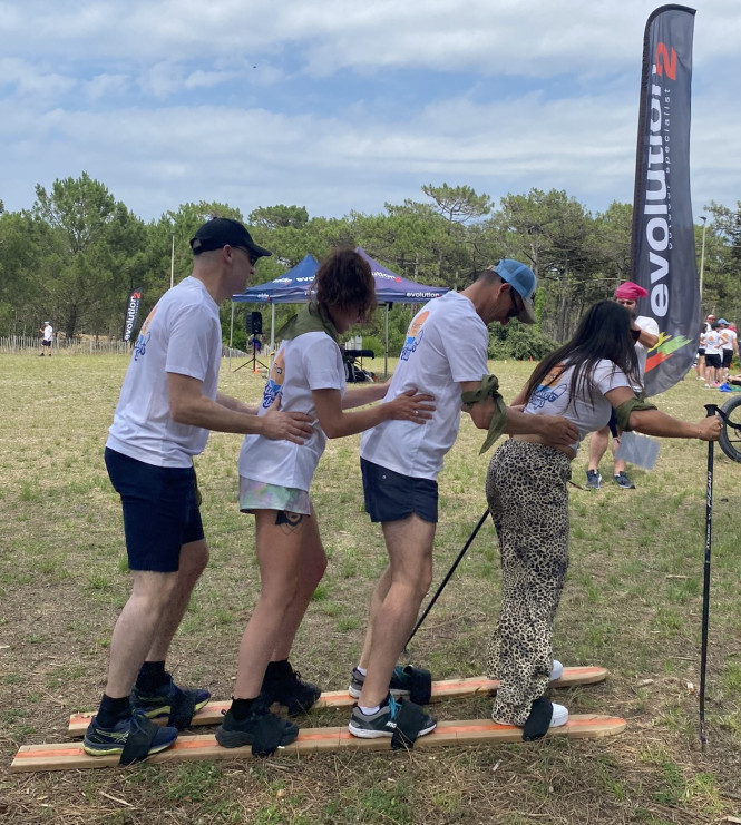 participants à séminaire sur skis géants pour avancer ensemble