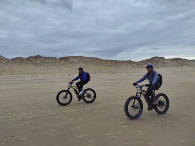 Participant au séminaire à Vélo sur les plages de Lacanau