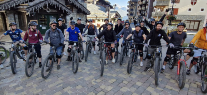 groupe de séminaire en vélo pour un team buidling aux Arcs
