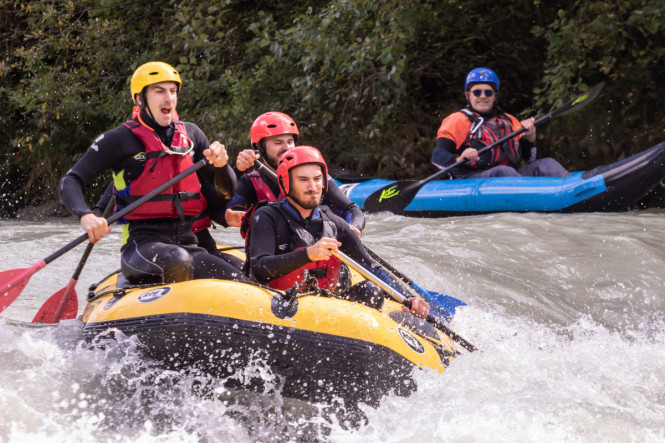 Participant team buidling sur un rafting sur la rivière